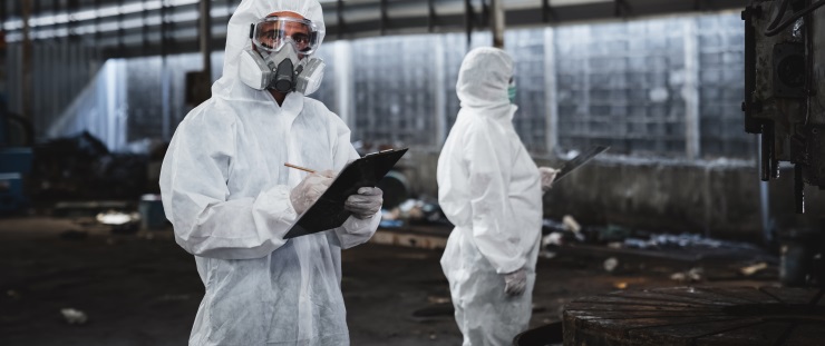 Lidé v ochranných oblecích