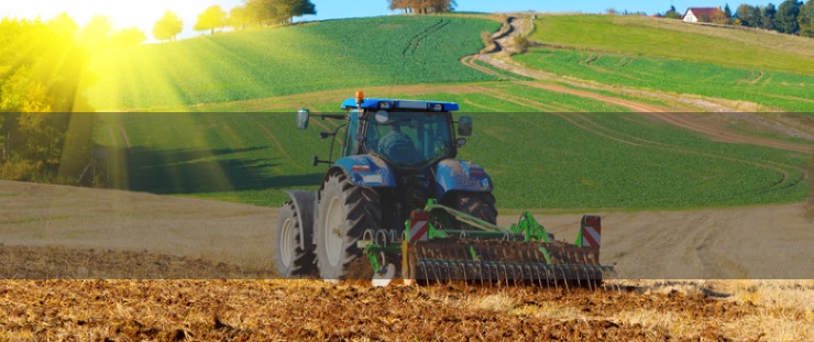 Banner traktor na poli