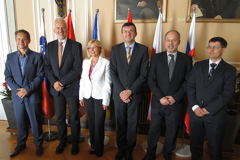 Skupinová fotografie: zleva - prezidenti, viceprezidentka a představitelé SAIs Slovinska, Rakouska, České republiky, Maďarska, Polska a Slovenska