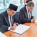 Předseda Rady pro audit Indonéské republiky Harry Azhar Azis a prezident NKÚ Miloslav Kala