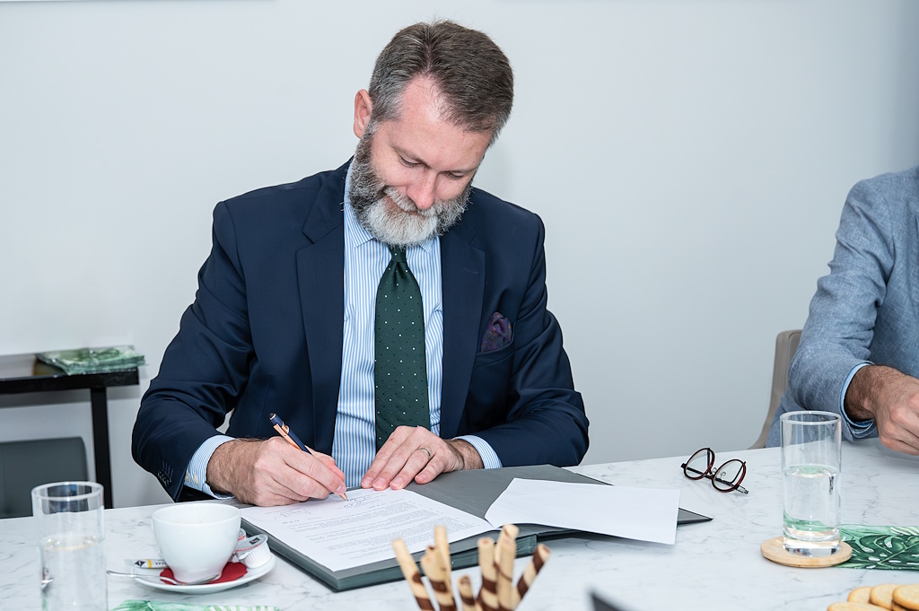 Děkan FSV UK Tomáš Karásek podepisuje Memorandum o spolupráci