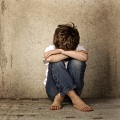Dítě u zdi