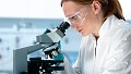 Laborantka u mikroskopu